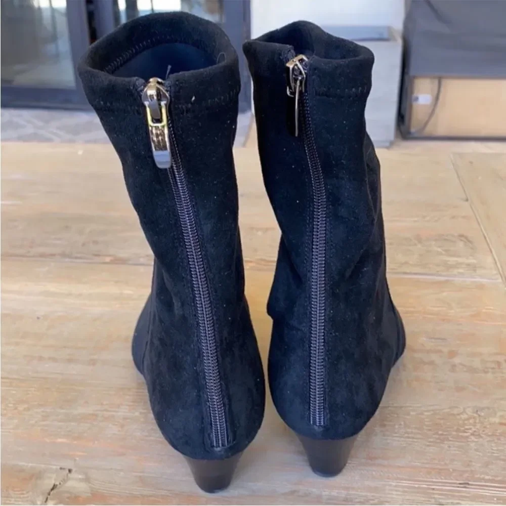 New Silent D Kitten Heeled Ankle Boots Black Suede US 7